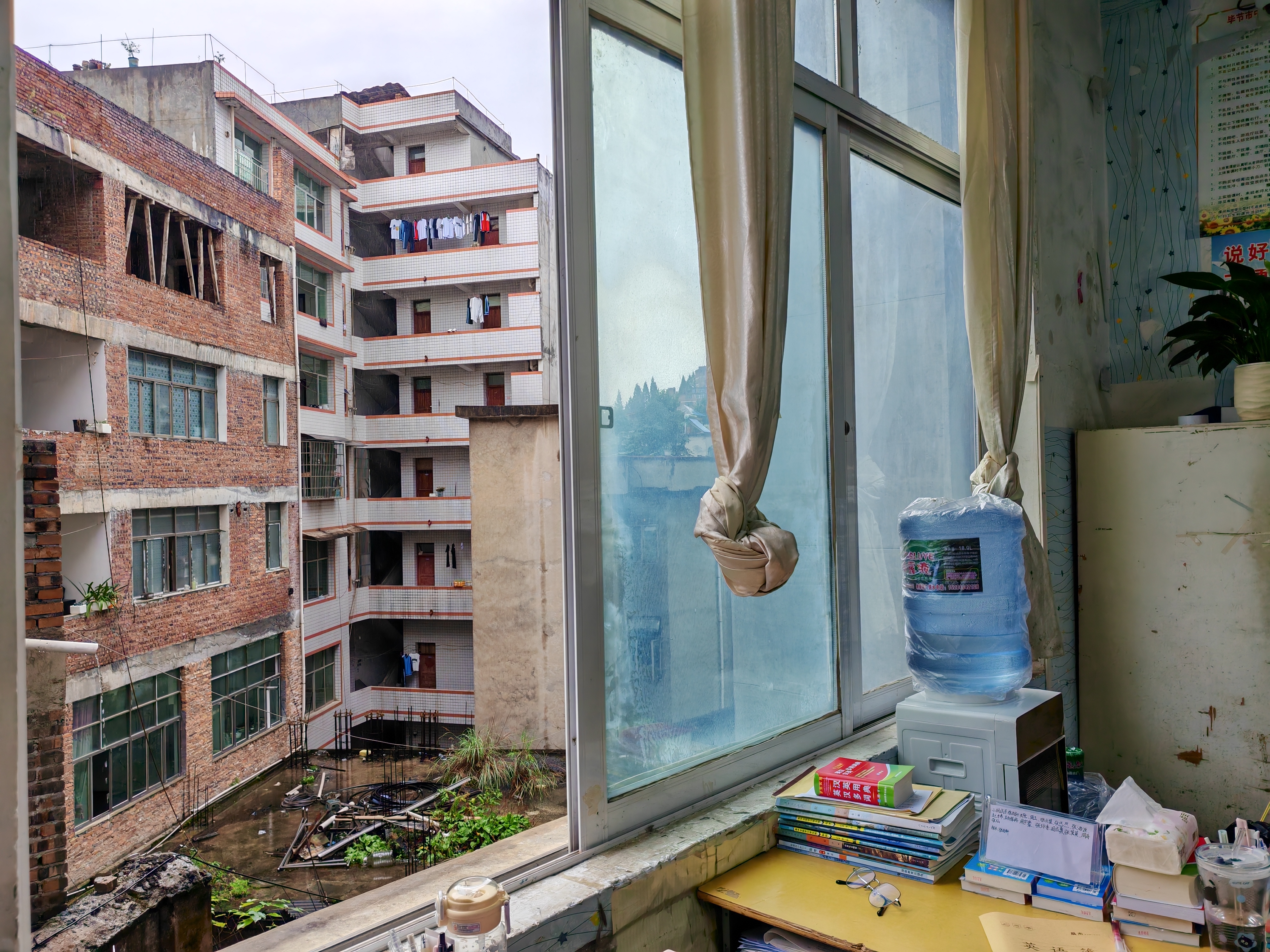 （替换图）考察组观察教学楼旁学生租住棚户区.jpg