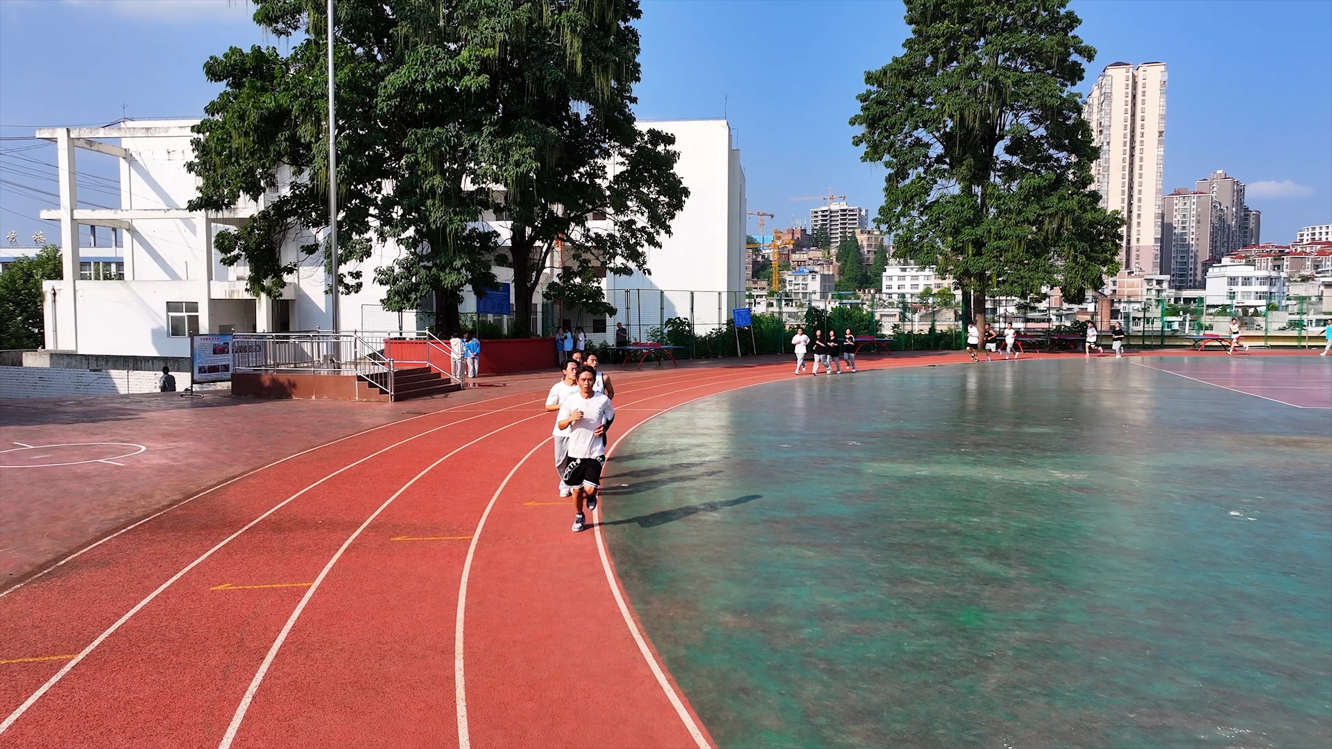 学校运动场塑胶跑道有不同程度的磨损。.jpg