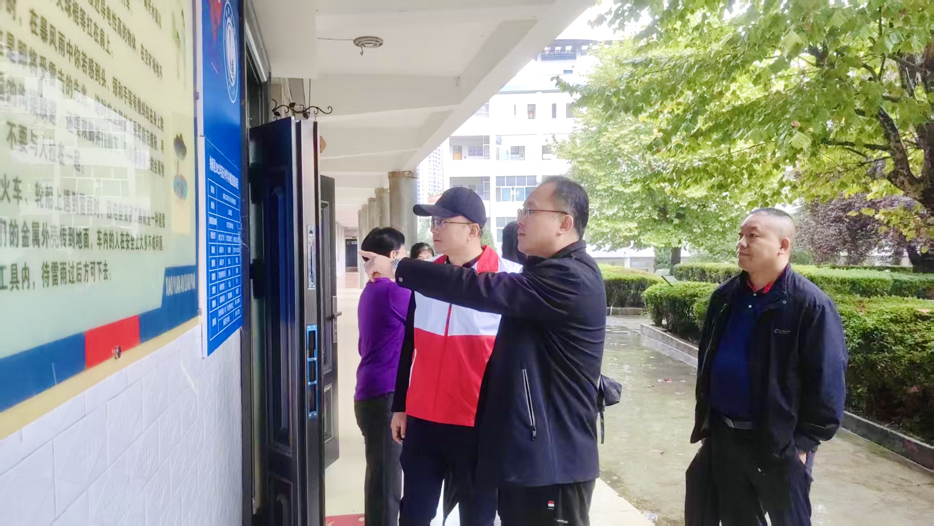 李劲夫组长调研东西部协作资金筹建的心理咨询室.jpg