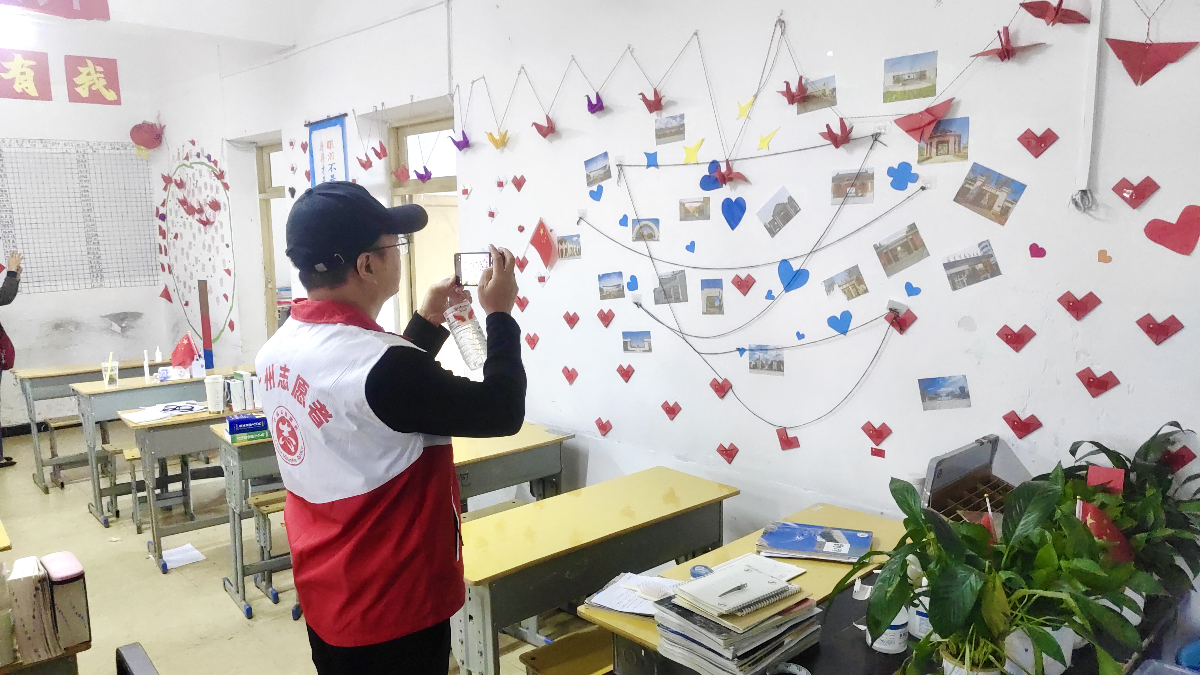 刘宇队长调研五中学子学习环境.jpg